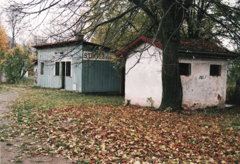 Bývalá čekárna na&nbsp;vlakové zastávce ve&nbsp;Stříteži krátce před&nbsp;demolicí, podzim 2007